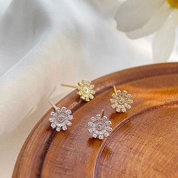 Beautiful CZ Daisy Flower 925 Sterling Silver Stud Earrings