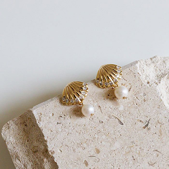 Elegant Shell Pearl Scallop 925 Sterling Silver Stud Earrings