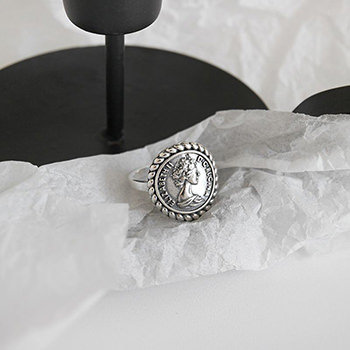 Vintage Elizabeth Portrait 925 Sterling Silver Adjustable Ring